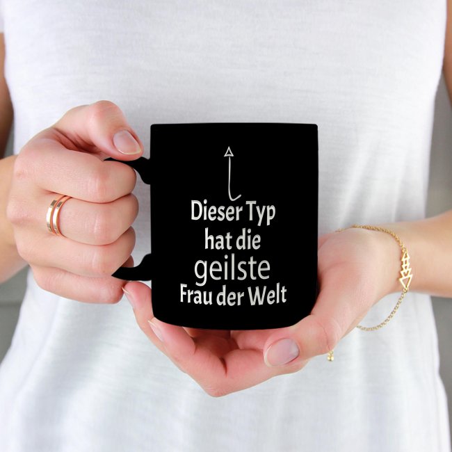 Tasse mit Gravur - Dieser Typ hat die geilste Frau - Schwarz