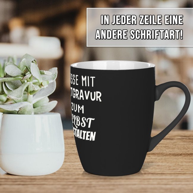 Gummierte, schmale Tasse mit Textgravur - Schwarz