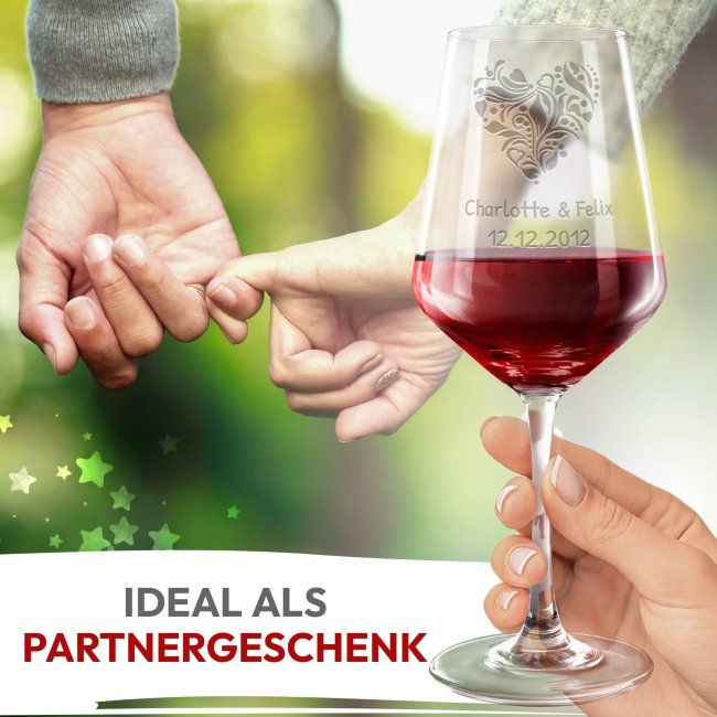 Rotweinglas - Herz Ornament - mit Namen und Datum
