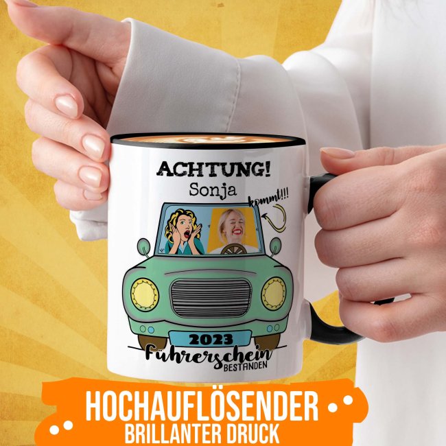 Tasse - F&uuml;hrerschein bestanden - gr&uuml;nes Auto - mit Foto, Name und Jahr - Innen &amp; Henkel Schwarz