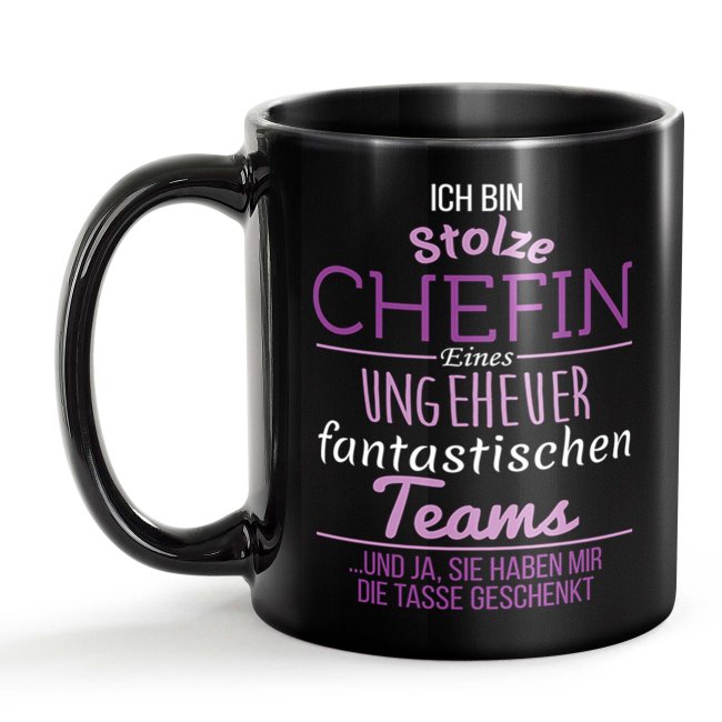Schwarze Tasse - Stolze Chefin - Lila