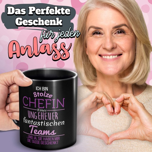 Schwarze Tasse - Stolze Chefin - Lila