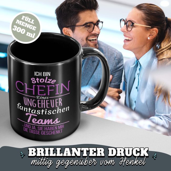 Schwarze Tasse - Stolze Chefin - Lila