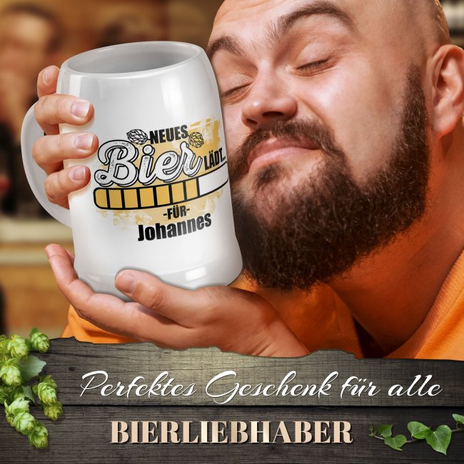 Personalisierter Bierkrug mit Name - Neues Bier l&auml;dt&hellip; - Keramik