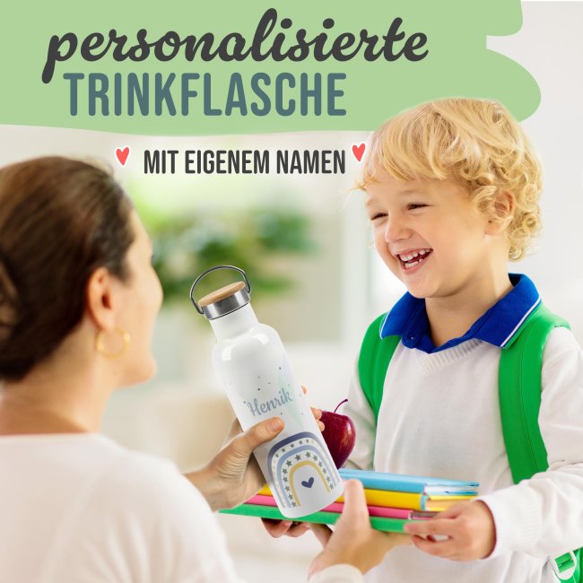 Trinkflasche mit Bambusdeckel - Regenbogen Junge - mit Name - Wei&szlig;