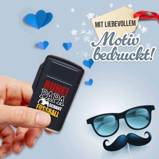 Sturm-Feuerzeug mit Spruch - Ruhe! Papa schaut Fu&szlig;ball