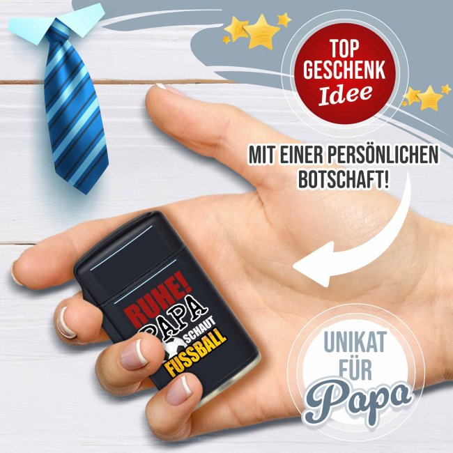 Sturm-Feuerzeug mit Spruch - Ruhe! Papa schaut Fu&szlig;ball