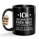 Schwarze Tasse mit Spruch - Ich beobachte euch alle und...