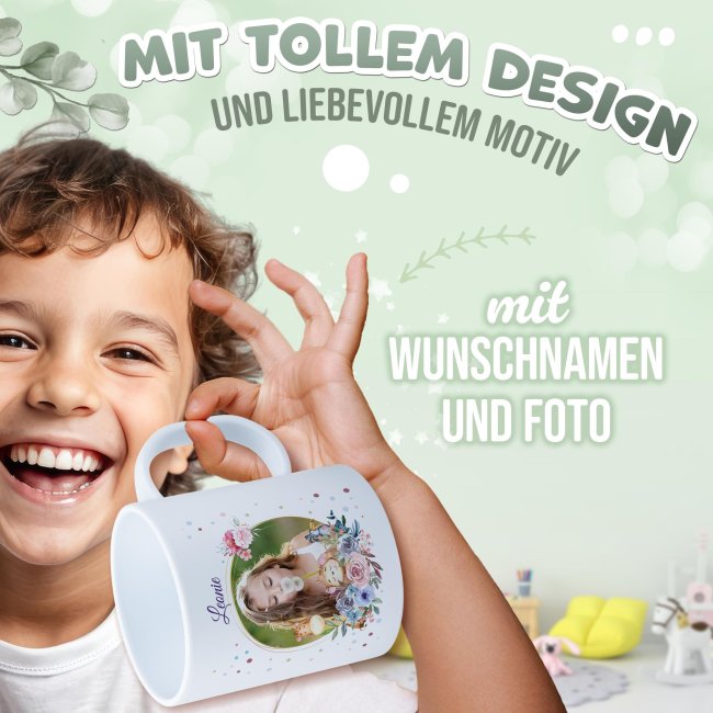 Kunststoff-Tasse f&uuml;r Kinder mit Name und Foto - Blumenkranz mit Tiere