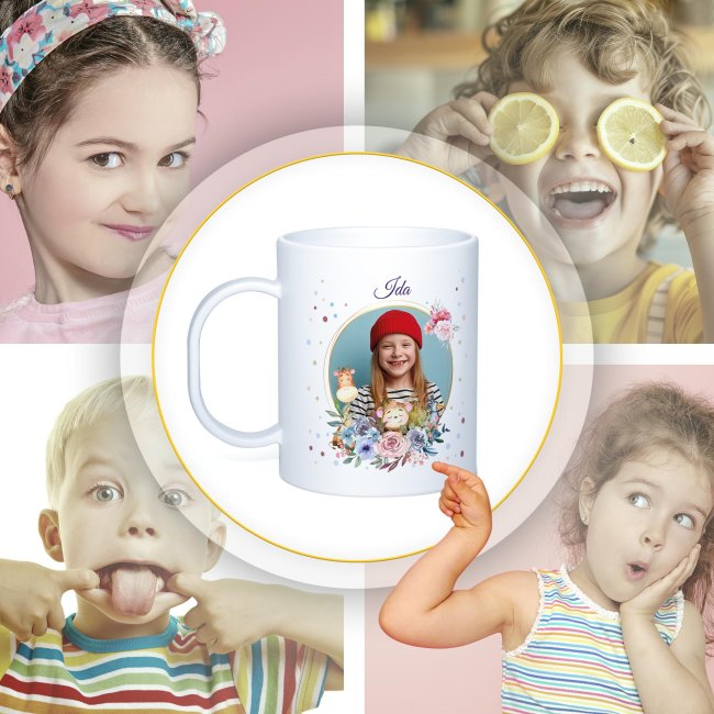Kunststoff-Tasse f&uuml;r Kinder mit Name und Foto - Blumenkranz mit Tiere