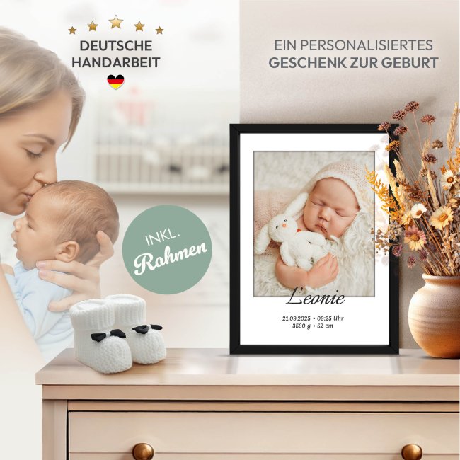 Fotodruck mit Bilderrahmen zur Geburt - mit Foto, Name, Daten - 250 g/m&sup2; Fotopapier, A4 Hochformat, schwarzer Rahmen