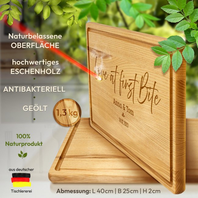 Gro&szlig;es Schneidebrett mit Gravur - At first Bite - mit Namen &amp; Datum - 40 x 25 cm