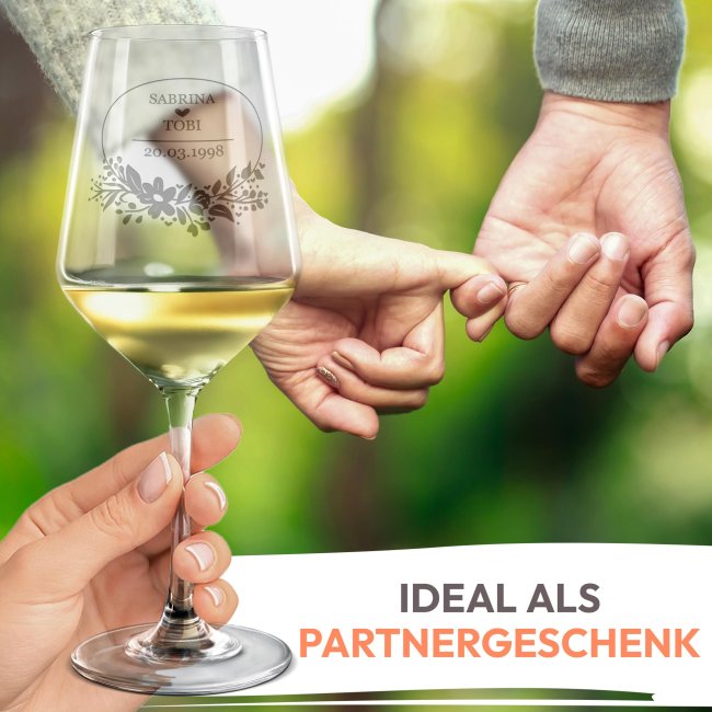 Wei&szlig;weinglas mit Gravur - Kranz - mit Namen &amp; Datum