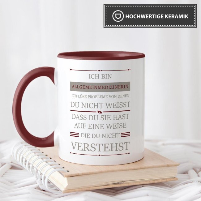 Berufe-Tasse - Ich bin Allgemeinmedizinerin, ich l&ouml;se Probleme, die du nicht verstehst - Weinrot