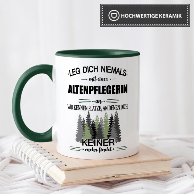 Berufe-Tasse - Leg dich niemals mit einer Altenpflegerin an - Dunkelgr&uuml;n