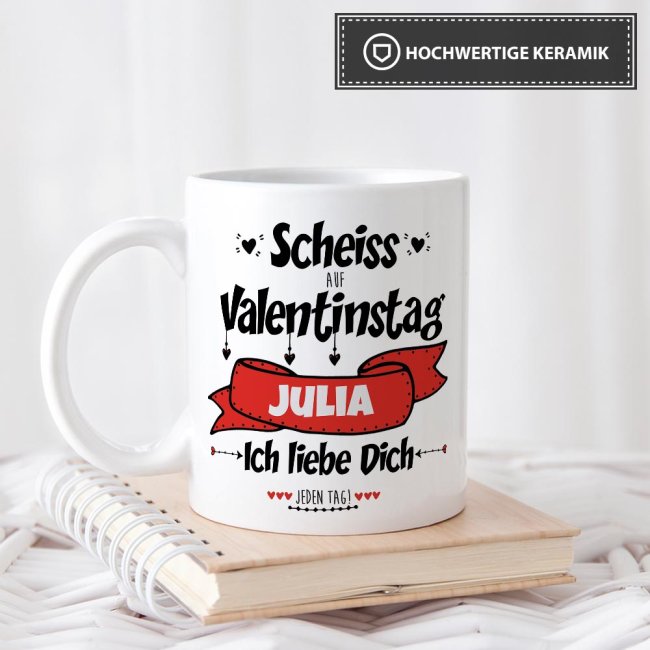Tasse mit Spruch - Scheiss auf Valentinstag - mit Wunschname in Wei&szlig;